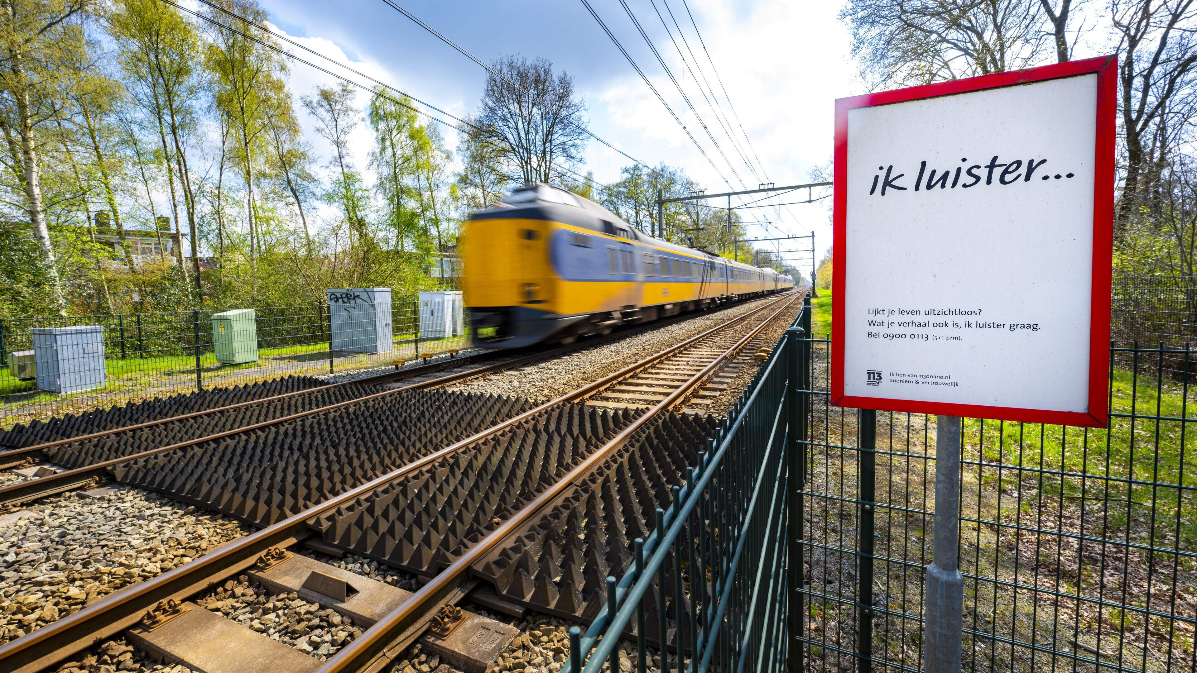 Minder zelfdodingen op het spoor door hekken, cameratoezicht en bordjes: ’Bel me, ik luister’